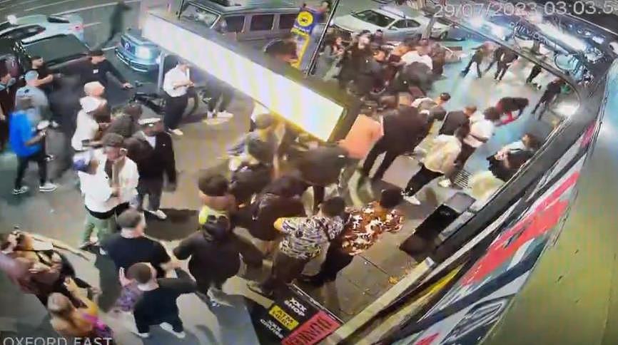 悉尼内城区发生随机捅人事件！2人遭砍刀捅伤，紧急送医（视频/组图） - 3