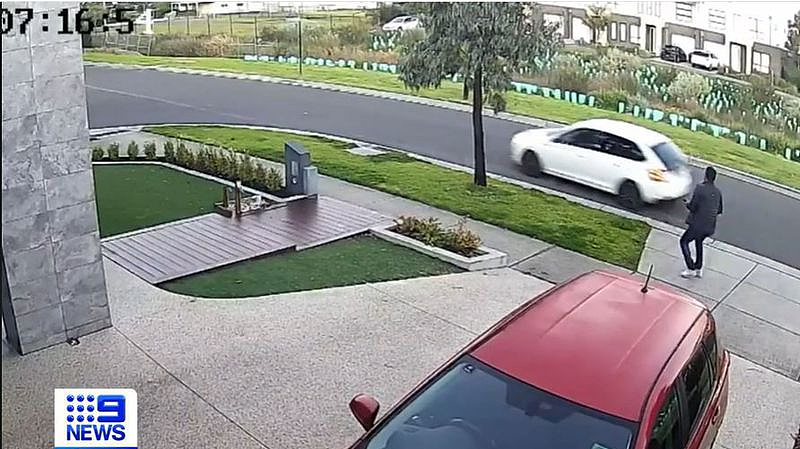 4名黑衣男闯澳民宅偷车被“抓包”，挥刀与人对峙！17岁男孩被捕（视频/组图） - 2
