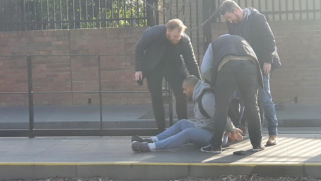 悉尼警方早高峰沿轻轨抓人，男子险些被撞！目击者：大家都看呆了（组图） - 2
