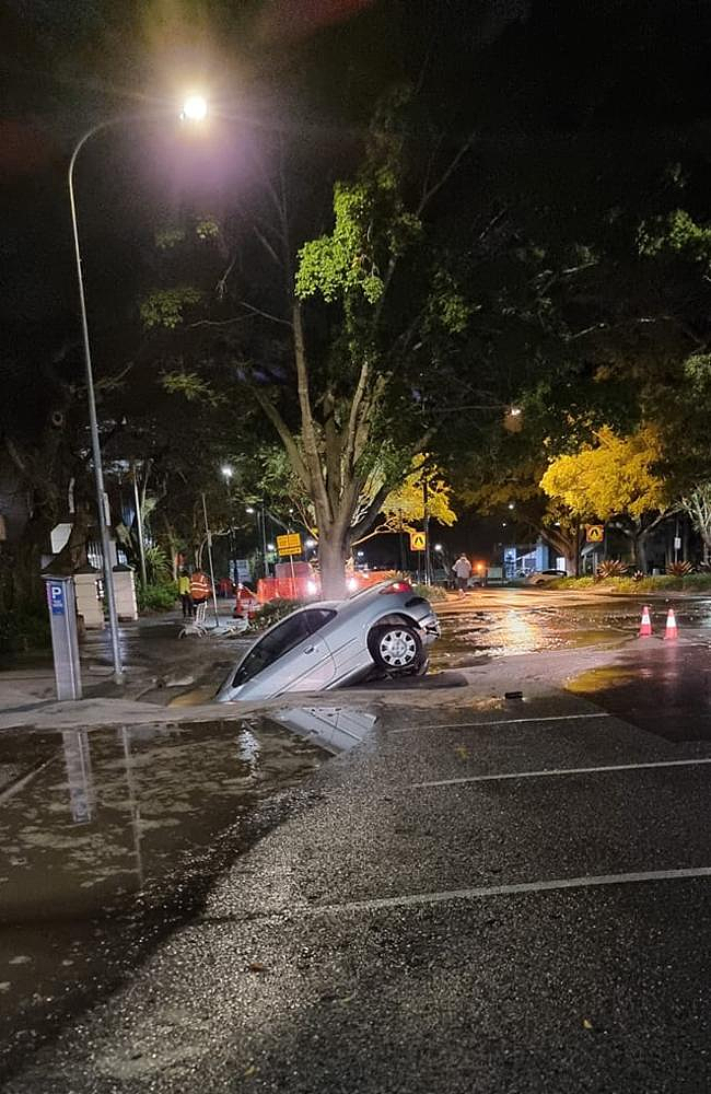 澳CBD街道水管破裂，地面惊现大坑！小车不幸“中招”（组图） - 2