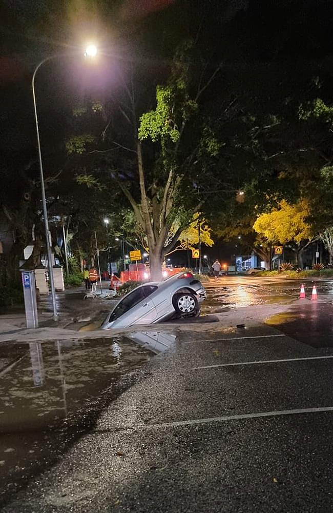 黄金海岸CBD街道水管破裂，地面惊现大坑！小车不幸“中招”（组图） - 2