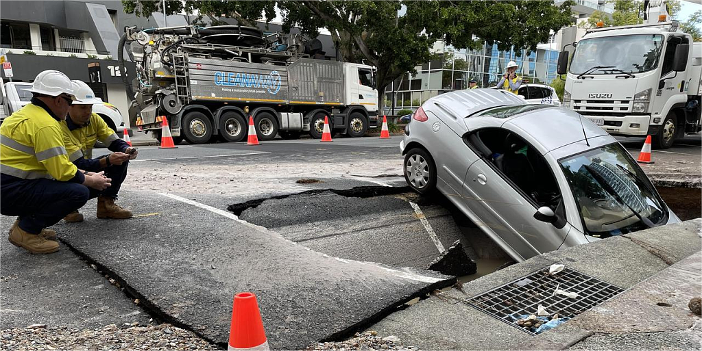 澳CBD街道水管破裂，地面惊现大坑！小车不幸“中招”（组图） - 4