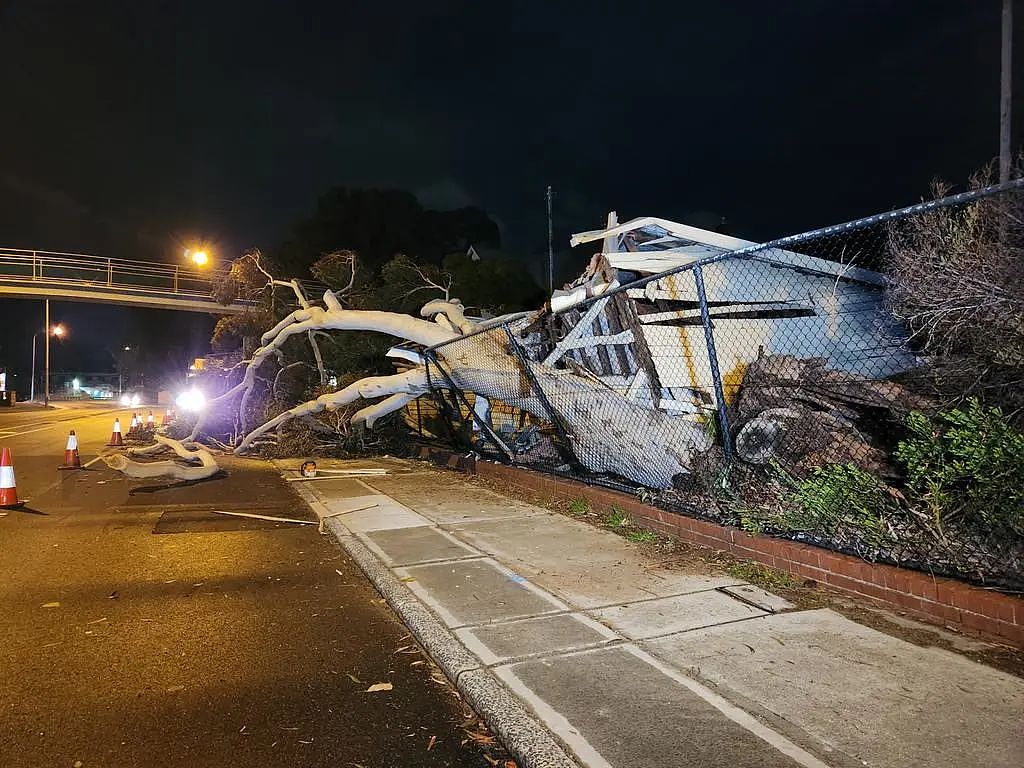 强雷暴天气袭击西澳，超三万户家庭断电，狂风掀翻屋顶，树木倒塌（组图） - 2