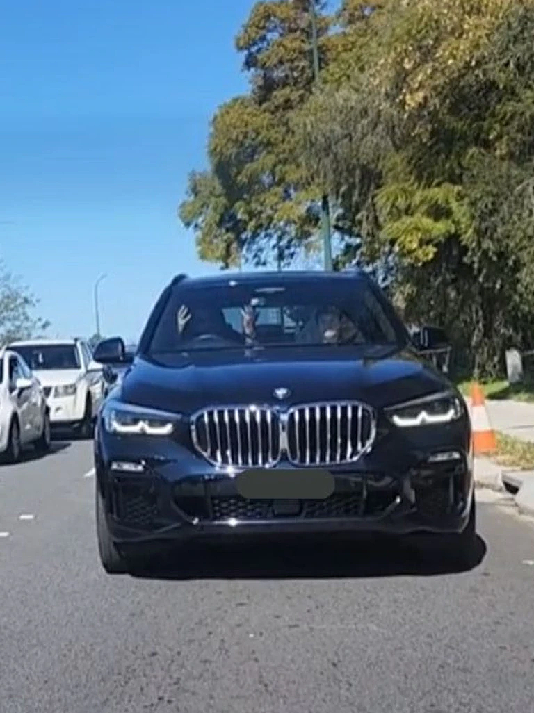 澳洲又一起路怒事件！女子下车怒骂L牌司机，抓起路边交通锥扔向对方（视频/组图） - 4