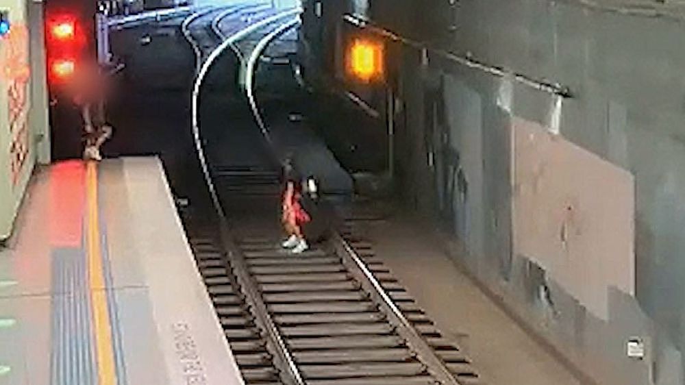 视频曝光引起哗然！多名澳人无视生命安全，擅闯铁轨跳舞玩耍，悉尼铁路公司警告乘客三思而后行（视频/组图） - 3