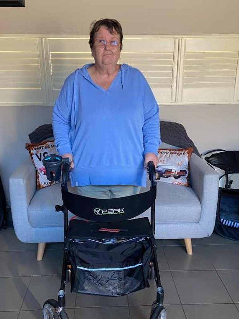 Bonza 客户黛博拉·柯蒂斯 (Deborah Curtis) 使用助行器，存在行动不便和平衡问题，周二在从米尔迪拉 (Mildura) 到墨尔本 (Melbourne) 的 Bonza 航班替换巴士旅程中花费了 7 个小时后，她感到疼痛。