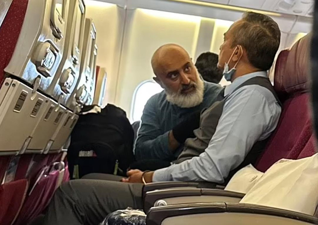 视频曝光！马航客机遭威胁紧急返航悉尼，疑中东男子逼问乘客“是不是真主奴隶”（视频/组图） - 5