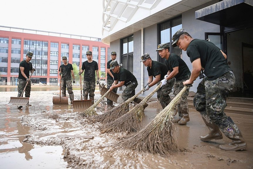 中国军人在帮助灾后清理工作。