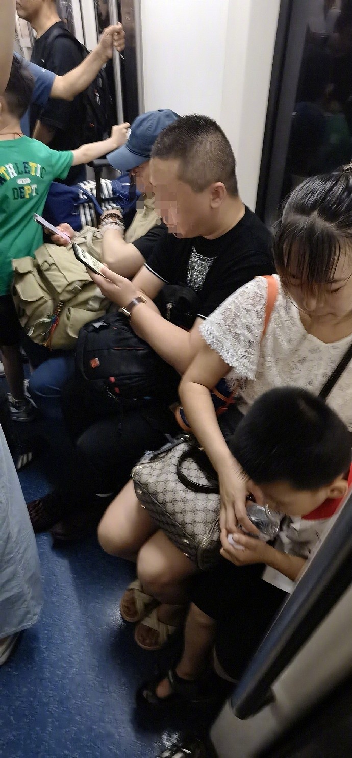 65岁央视名嘴地铁被强制让座，发文批年轻人冷漠：不能丢北京人脸（组图） - 5