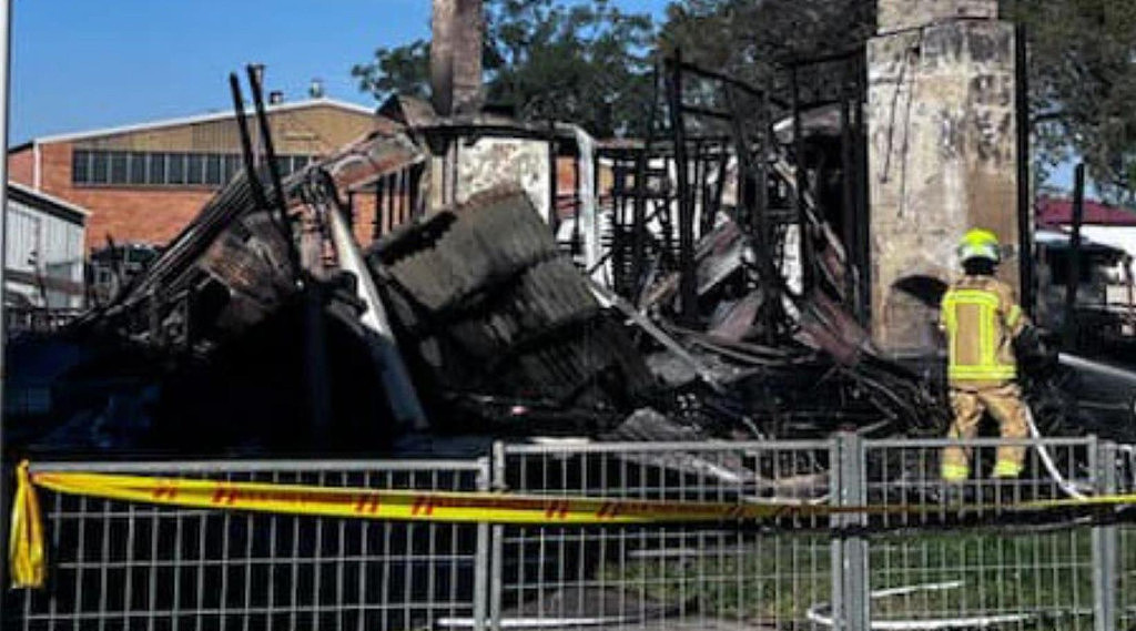 新州民宅深夜起火！整栋房子被烧毁，20多名消防员紧奋力灭火（组图） - 2