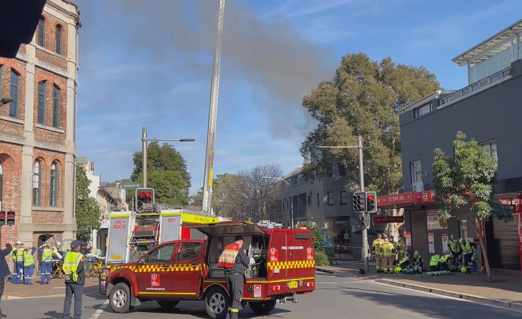 最新！悉尼内城区公寓楼今晨突发大火，1男子不幸死亡，建筑部分区域受损（视频/组图） - 2