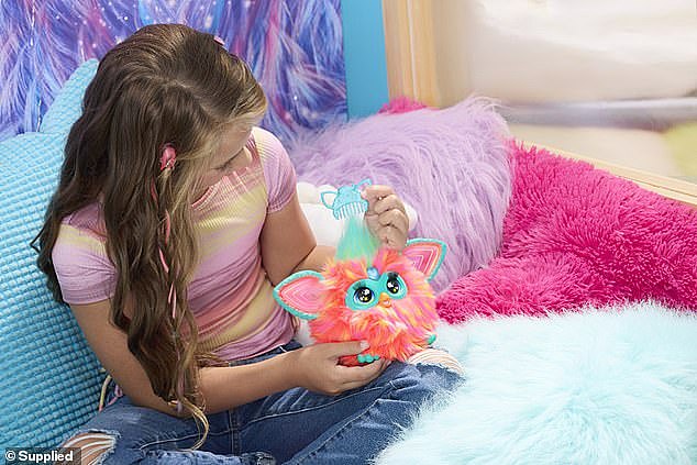 Furby responds to hugs, pats, belly tickles, shaking, and feeding of its pretend Pizza Charm. Kids can care for Furby by feeding them, combing their furhawk and dressing them up with the included clip-on beads and fashion accessories