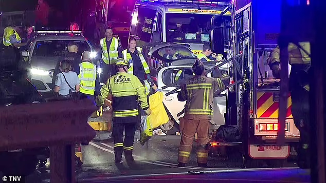 悉尼发生惨烈车祸！奔驰连撞2车侧翻，2人当场死亡，18岁司机逃逸被捕（组图） - 7