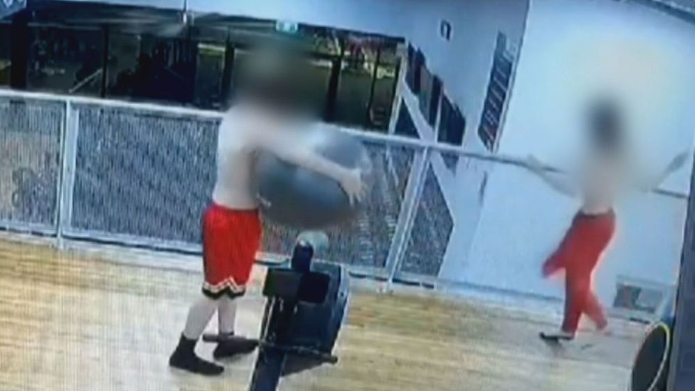 10kg重健身球直接扔下楼！澳洲teenager夜闯健身房大肆破坏，老板气急亲自抓“凶手”（视频/组图） - 2