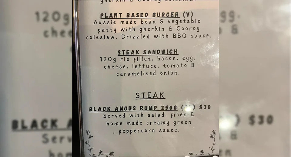 The meal in question says, 'served with salad, fries and home made creamy green peppercorn sauce' on the menu, with the diner disputed the additional $4 charge. 