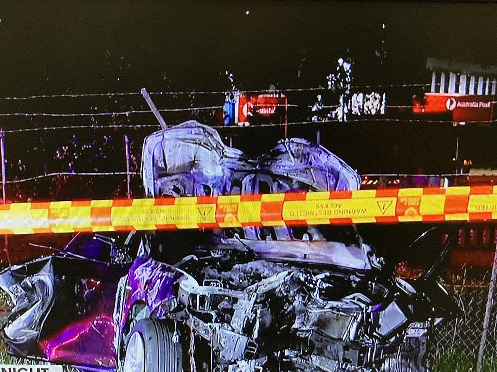 悉尼汽车撞上电线杆，4人受伤！事发时车速超100km/h，疑似在飙车（组图） - 3