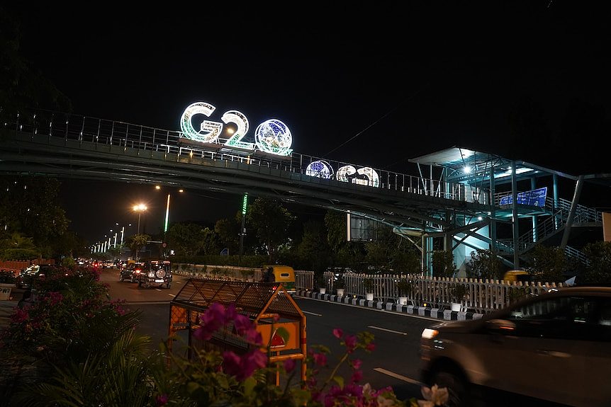 G20灯光牌闪亮在印度一座立交桥上.