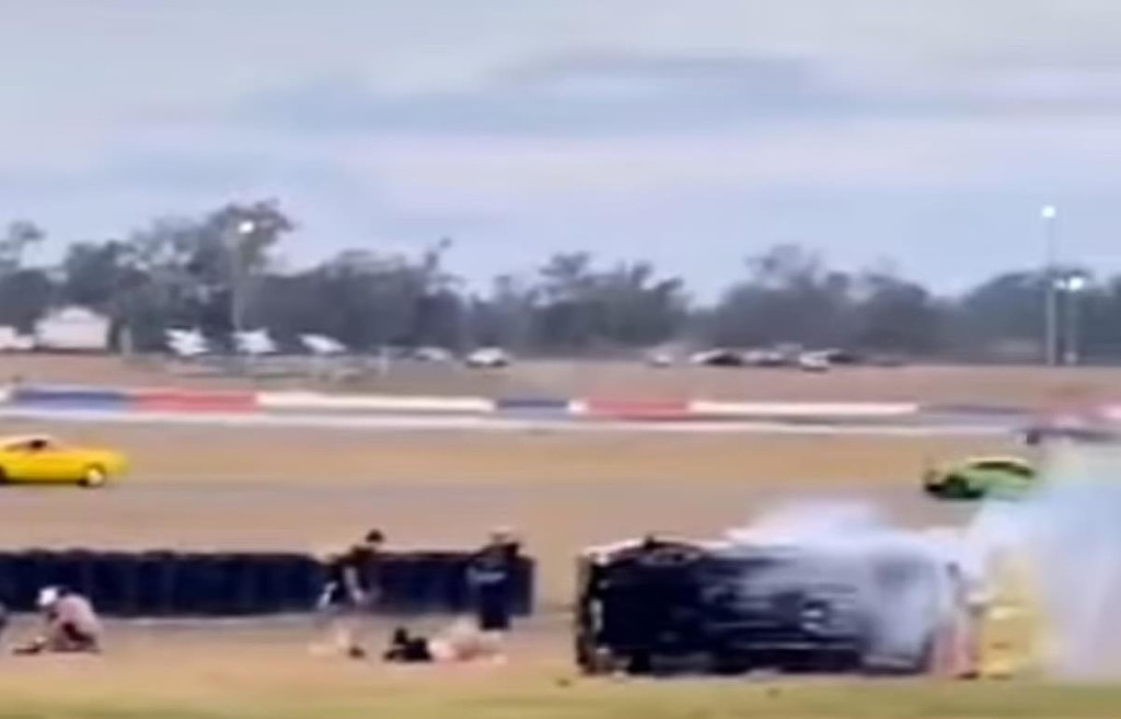 澳洲赛车失控翻转！一人被甩出车外，视频记录可怕瞬间（视频/组图） - 2