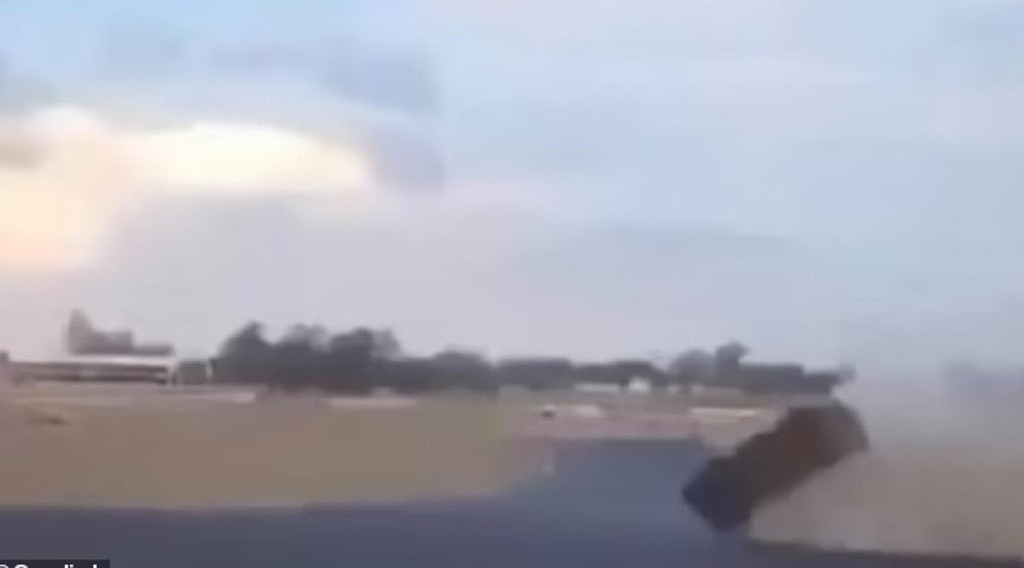 澳洲赛车失控翻转！一人被甩出车外，视频记录可怕瞬间（视频/组图） - 3