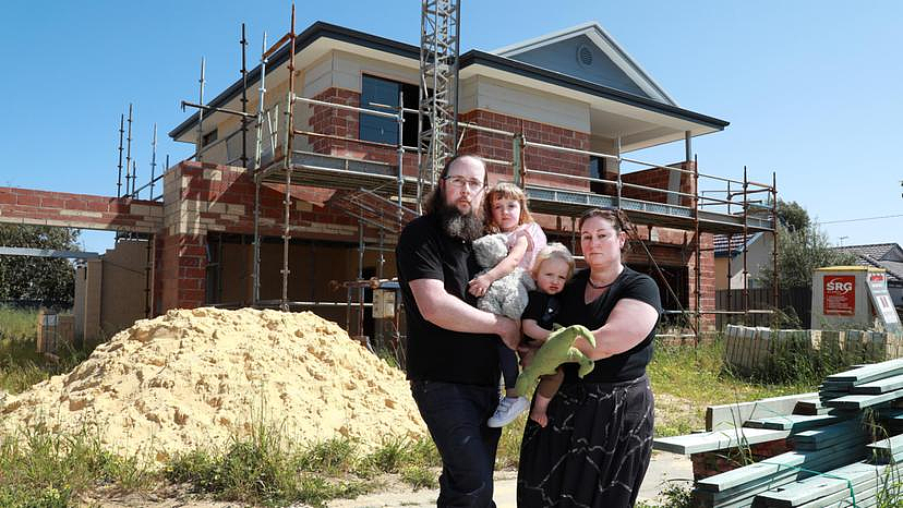 西澳建筑工程一再拖延，引发客户不满：光铺地板花了一年，三年房子还没建完（组图） - 2