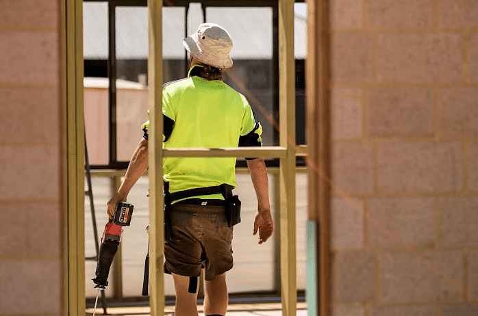 西澳建筑工程一再拖延，引发客户不满：光铺地板花了一年，三年房子还没建完（组图） - 4