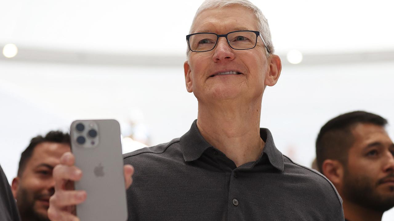 Apple CEO Tim Cook holds up a new iPhone 15 Pro. (Photo by JUSTIN SULLIVAN / GETTY IMAGES NORTH AMERICA / Getty Images via AFP)