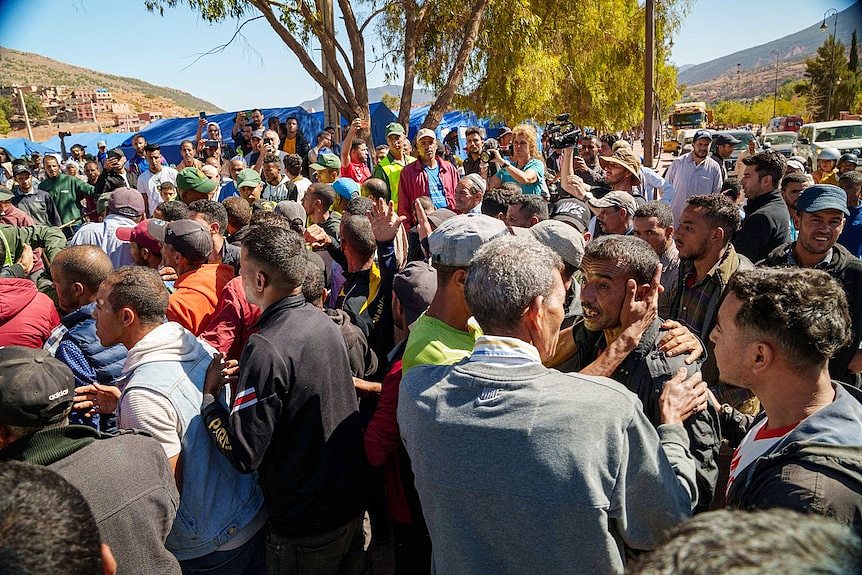 大批人群聚集在摩洛哥高阿特拉斯山脉的一个军营附近。