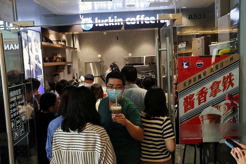 一家瑞幸咖啡门店内挤满购买咖啡的顾客