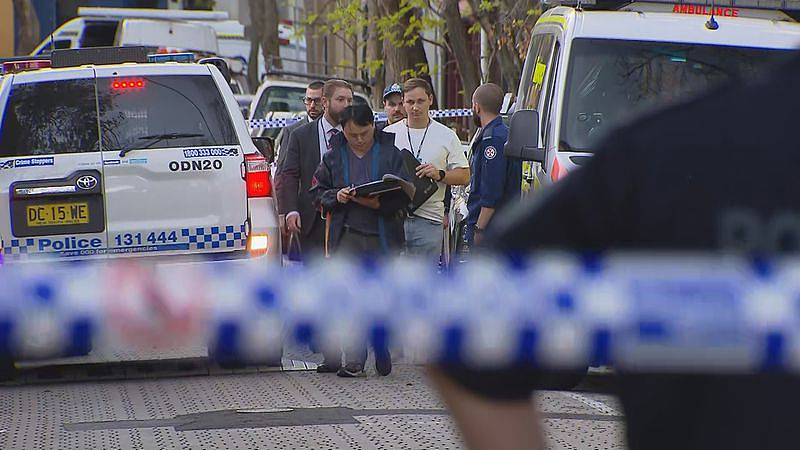 悉尼内城区男子持刀与警方对峙，遭开警员枪射击！多条街道关闭（视频/图） - 2