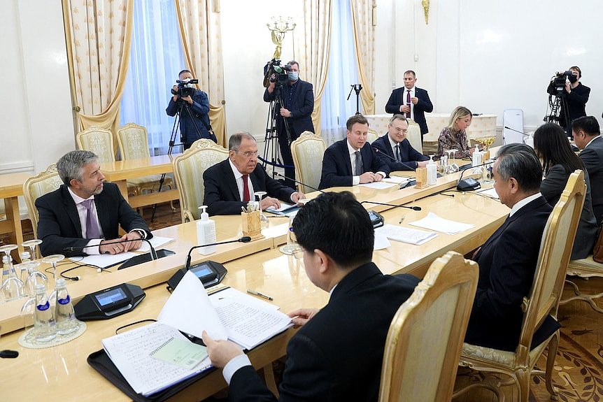 中国外长王毅与俄罗斯外长拉夫罗夫在莫斯科会晤。