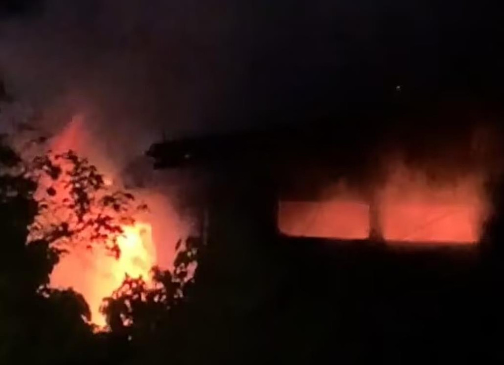 昆州民宅被大火吞噬！火光四射，一人下落不明，邻居被吓坏（视频/组图） - 2