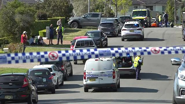 悉尼大批学生路上玩闹，1人被撞飞重伤送医！18岁肇事司机正接受调查（组图） - 2