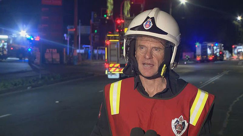 火势凶猛！悉尼加油站起火，超50名消防员到场救援（组图） - 3