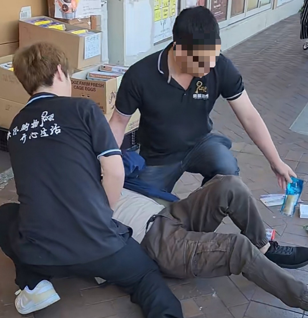 “我TM告你人身伤害！”悉尼华超店员当街制服涉窃嫌疑人，视频引爆热议！网友：“杀鸡儆猴！”（视频/组图） - 1