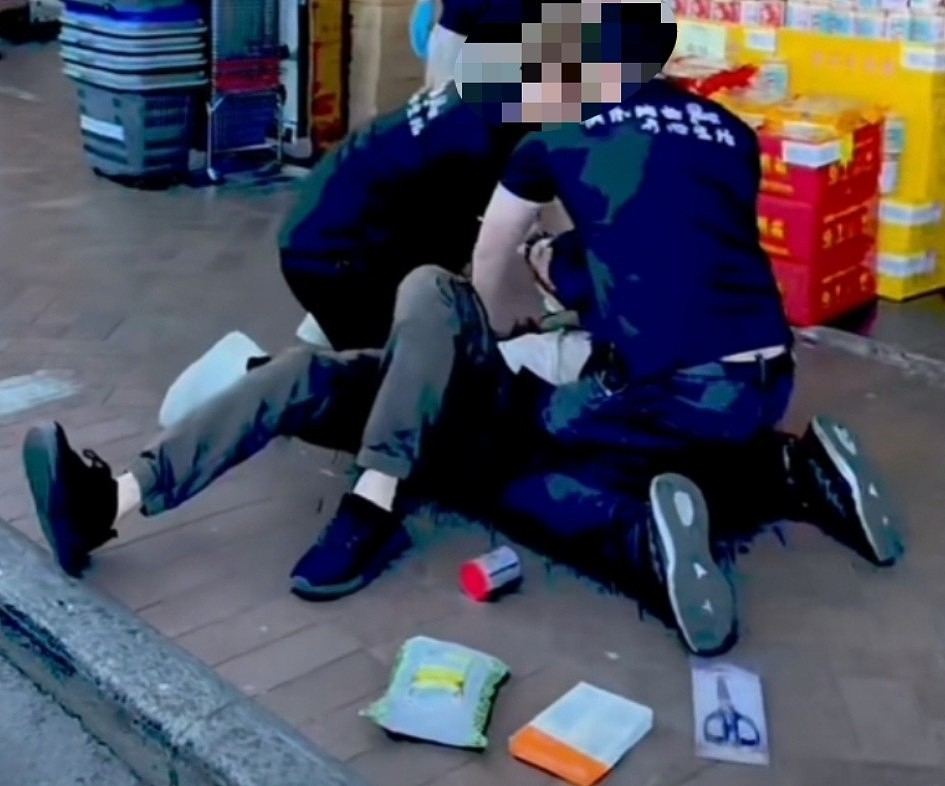 “我TM告你人身伤害！”悉尼华超店员当街制服涉窃嫌疑人，视频引爆热议！网友：“杀鸡儆猴！”（视频/组图） - 2
