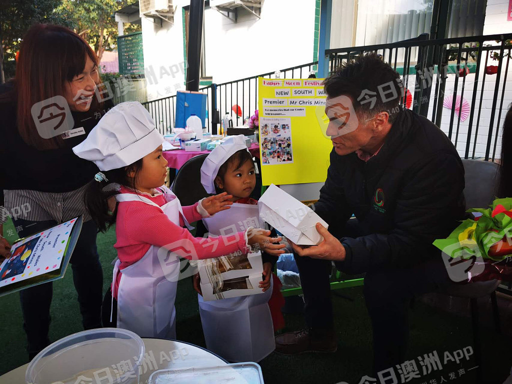 新州州长柯民思到访悉尼华人区幼儿园，与华裔师生共庆中秋，学习制作月饼并送上诚挚祝福（视频/组图） - 3