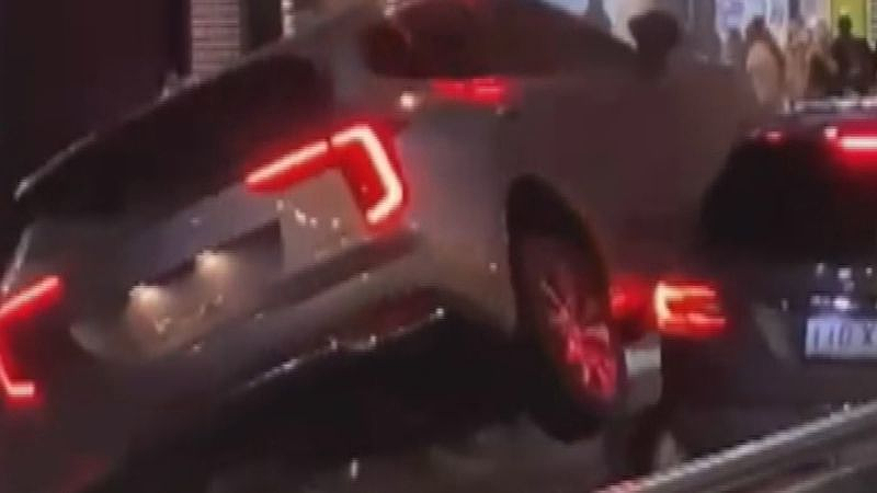 昆州16岁男孩驾驶被盗汽车，拒捕冲撞警员！5人被捕（视频/组图） - 2