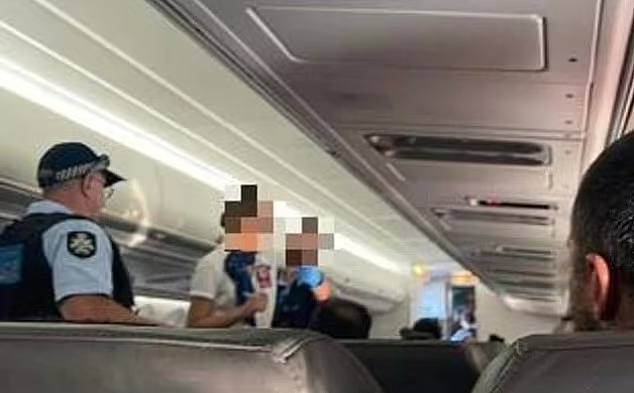 视频曝光！澳男飞机上闹事，殴打乘客击碎窗户，最终领刑16个月（视频/组图） - 3