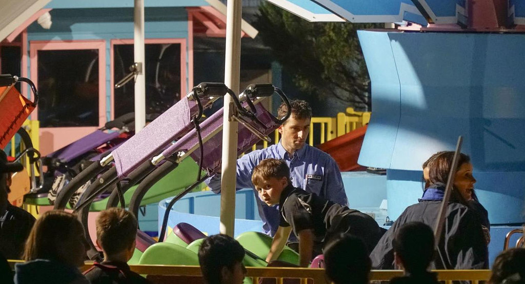 澳Dreamworld游乐设施故障！数名儿童挂5米高空半小时，家长被吓坏（组图） - 5