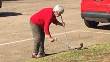 姜还是老的辣！澳洲老妇火了，80岁自学成才成“捕蛇达人”，自称从未被蛇咬过（图）