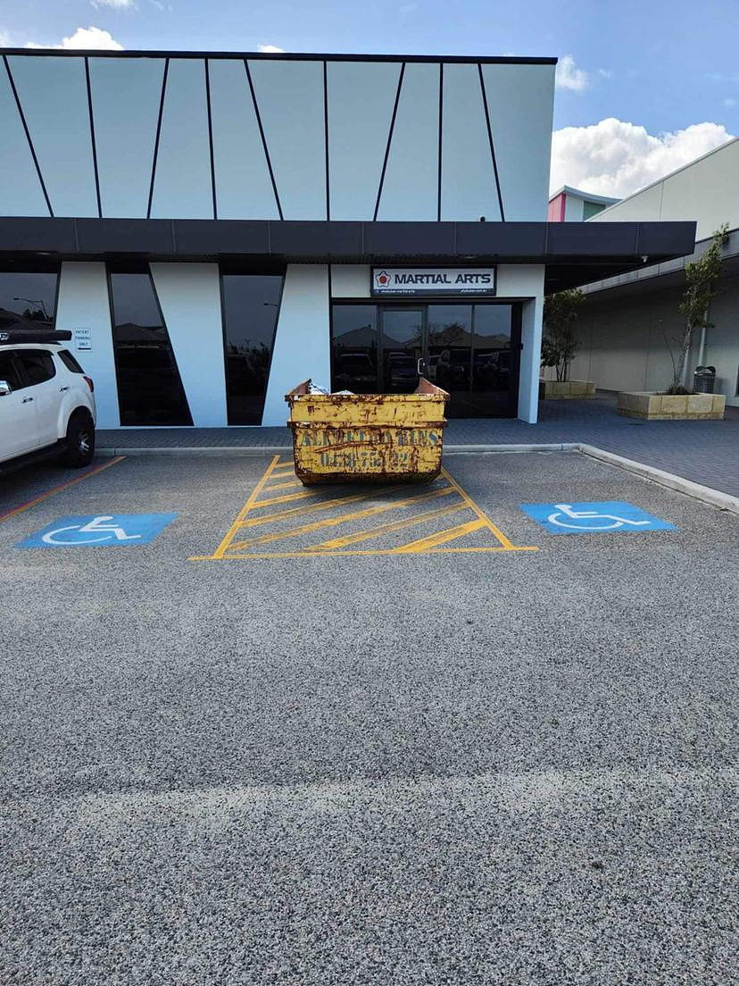 残疾人车位被垃圾箱占领，珀斯购物中心一个月才移除，当局：这种现象很常见（组图） - 4