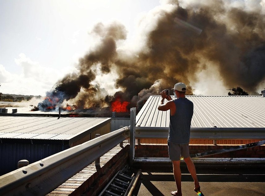 悉尼工厂起火！现场冒出滚滚浓烟，19辆消防车出动（组图） - 2