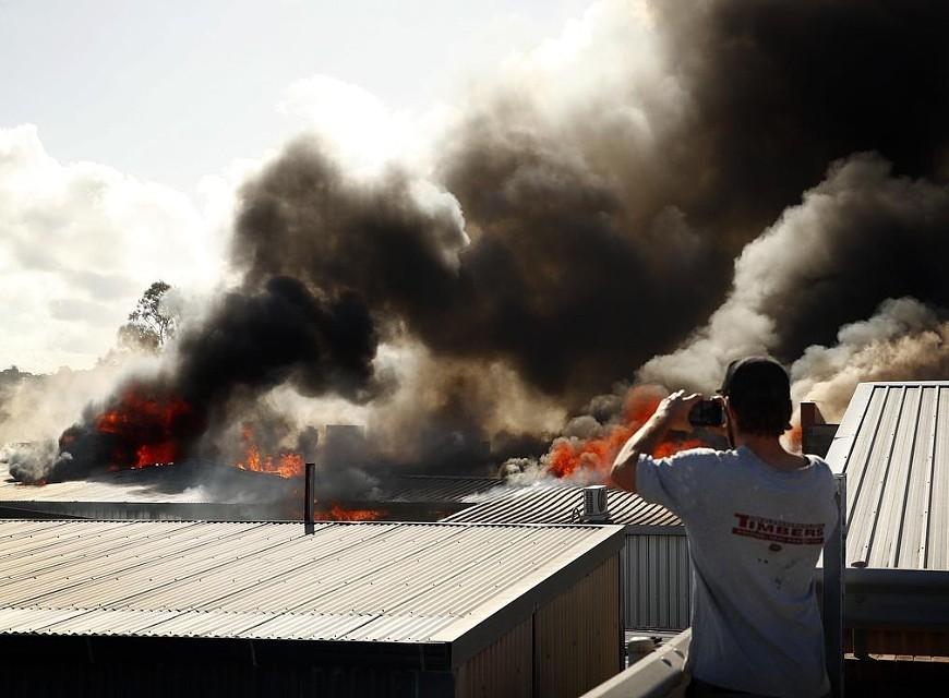 悉尼工厂起火！现场冒出滚滚浓烟，19辆消防车出动（组图） - 6