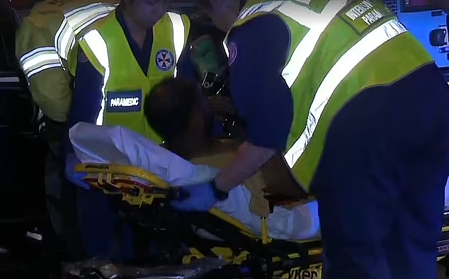 悉尼Marsfield发生车祸，小车与巴士相撞，现场惨烈！1男子送医（组图） - 3