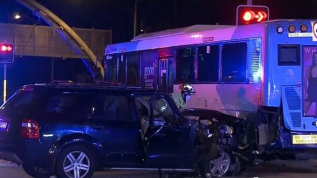 悉尼Marsfield发生车祸，小车与巴士相撞，现场惨烈！1男子送医（组图） - 4