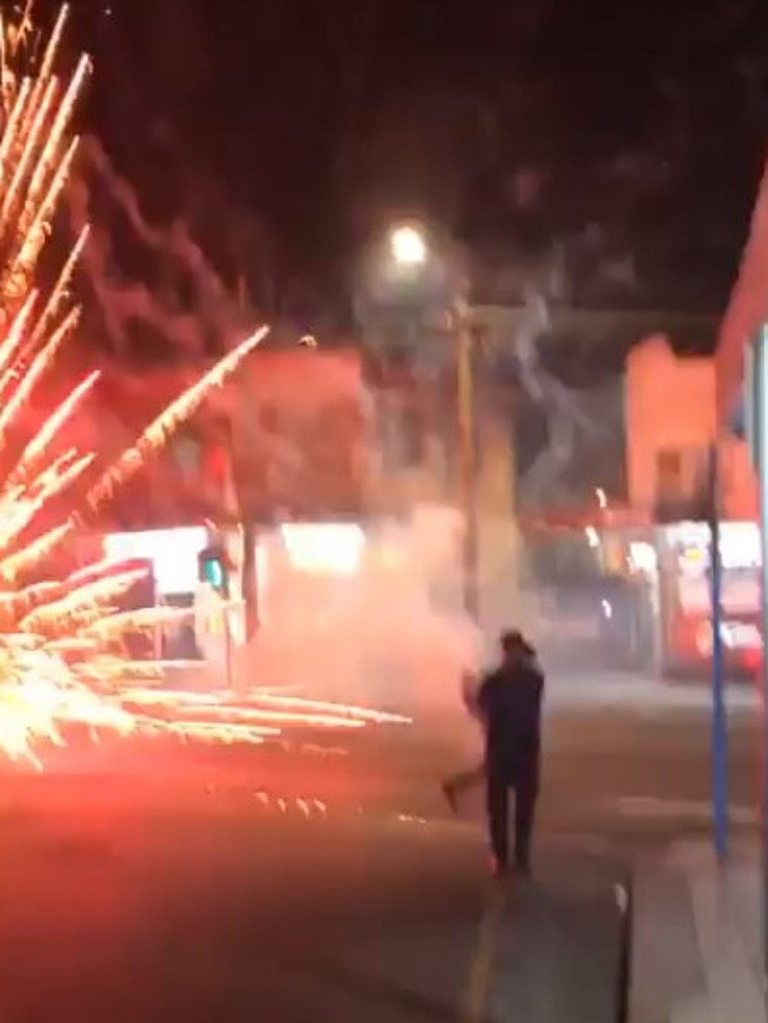 周一晚上在悉尼亲巴勒斯坦抗议活动期间在 Punchbowl 燃放烟花的视频截图。