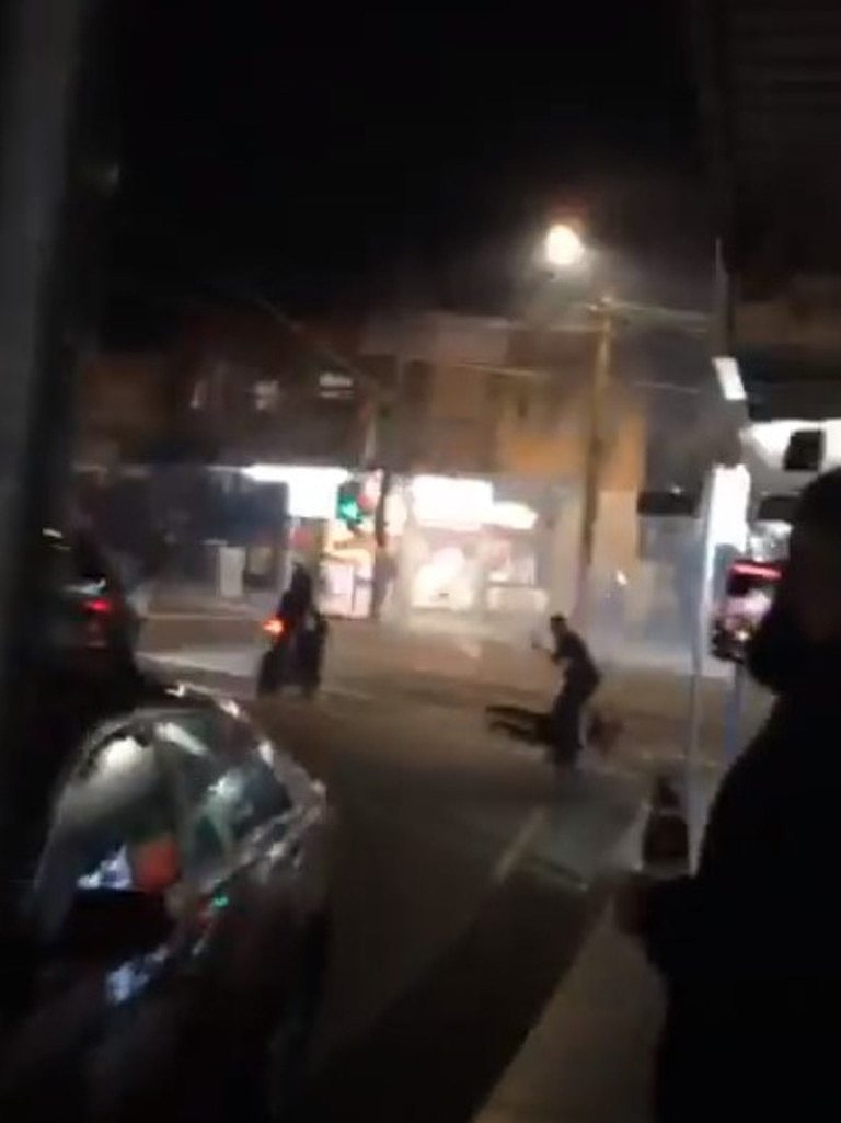 周一晚上在悉尼亲巴勒斯坦抗议活动期间在 Punchbowl 燃放烟花的视频截图。 提供。
