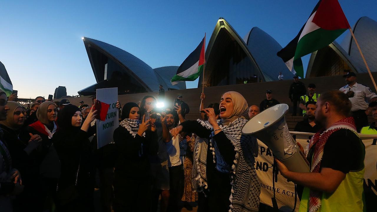 2023 年 10 月 9 日，巴勒斯坦支持者在澳大利亚悉尼悉尼歌剧院外集会。 图片：丽莎·玛丽·威廉姆斯/盖蒂图片社