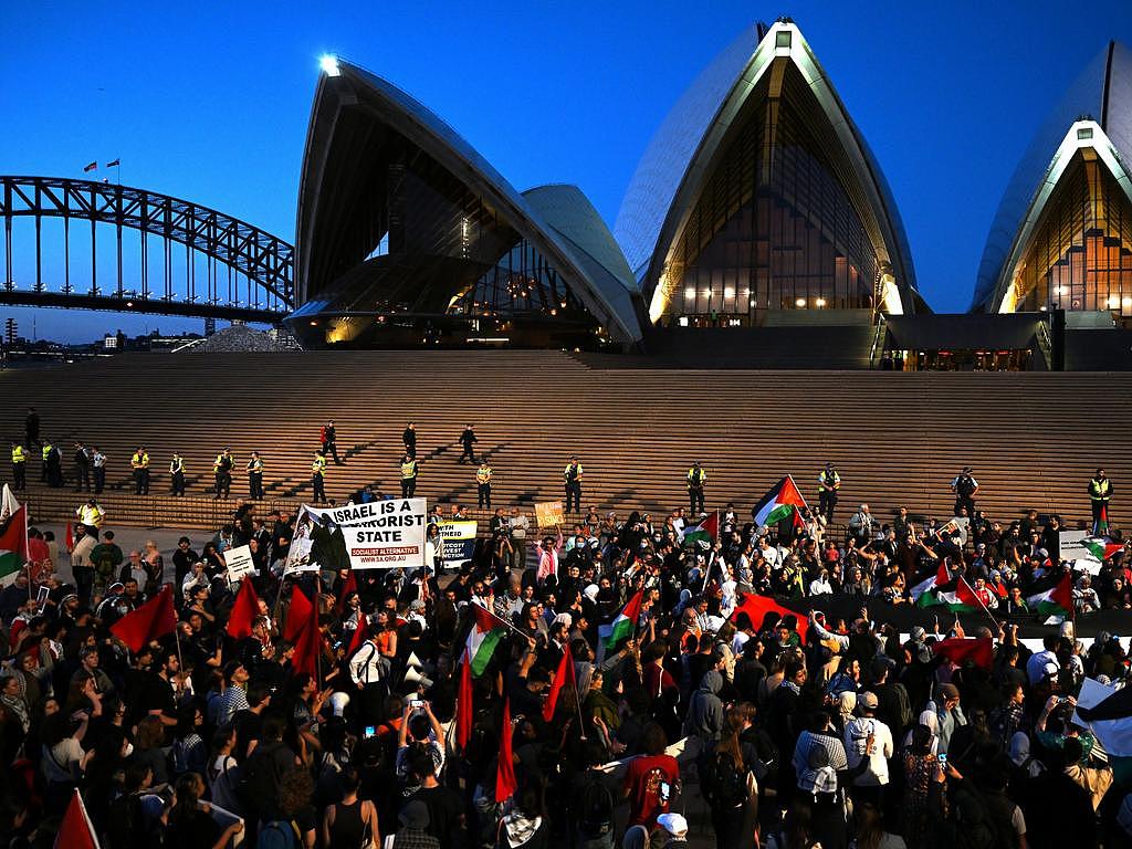 周一，自由巴勒斯坦集会的参与者在悉尼歌剧院外做出反应。 图片：AAP 图片
