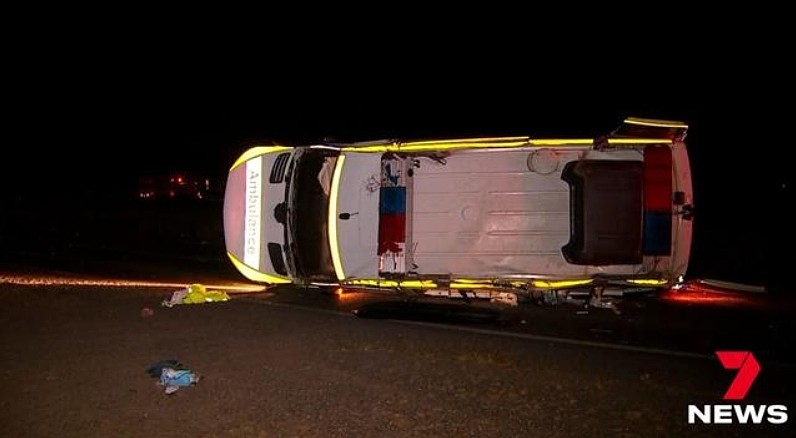 昆州救护车被撞，连翻几个滚！2名医护人员受伤，当局提醒司机注意（组图） - 2